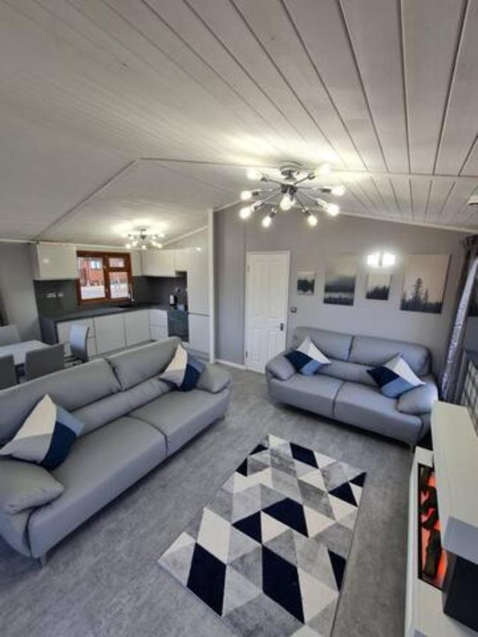 4 Bed Luxury Lodge With Hot Tub Near Lake District Warton المظهر الخارجي الصورة
