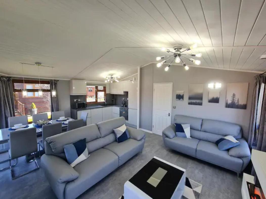 4 Bed Luxury Lodge With Hot Tub Near Lake District Warton المظهر الخارجي الصورة