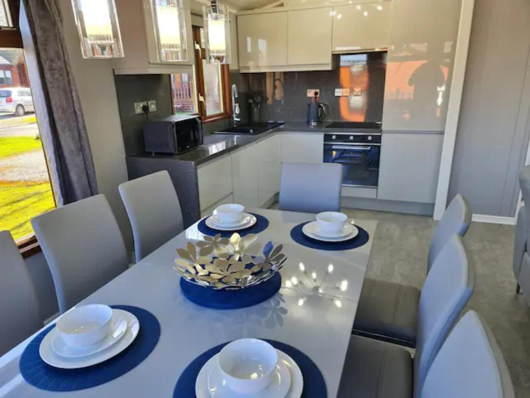 4 Bed Luxury Lodge With Hot Tub Near Lake District Warton المظهر الخارجي الصورة