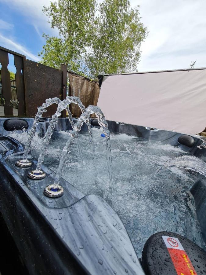4 Bed Luxury Lodge With Hot Tub Near Lake District Warton المظهر الخارجي الصورة