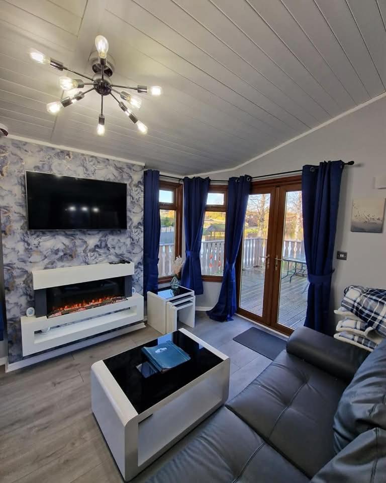 4 Bed Luxury Lodge With Hot Tub Near Lake District Warton المظهر الخارجي الصورة